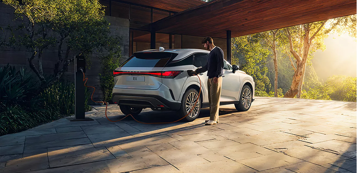 Lexus RX 2026 garé devant une villa moderne