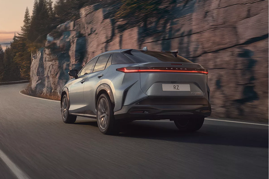 Vue avant du Lexus RZ 2026 sur route