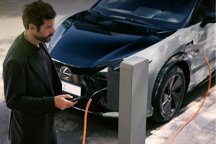 Intérieur raffiné du Lexus RZ 2026 avec écran central