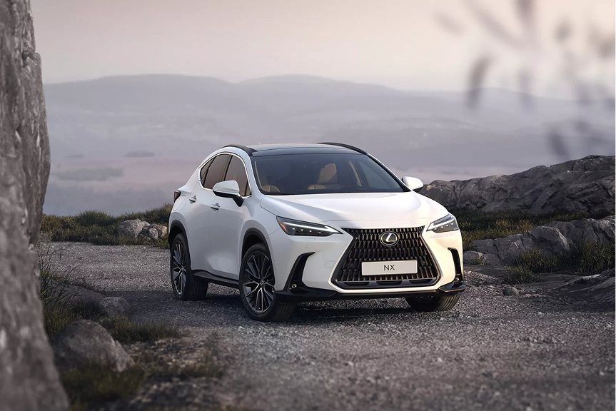 Vue avant du Lexus NX 2026 en finition hybride sur route