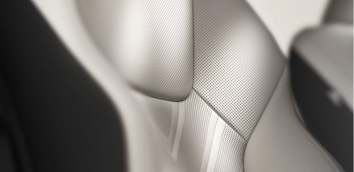 Lexus NX 2026 gris stationné devant un bâtiment moderne
