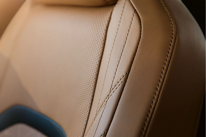 Intérieur raffiné du Lexus UX 2026 mettant en avant la technologie embarquée