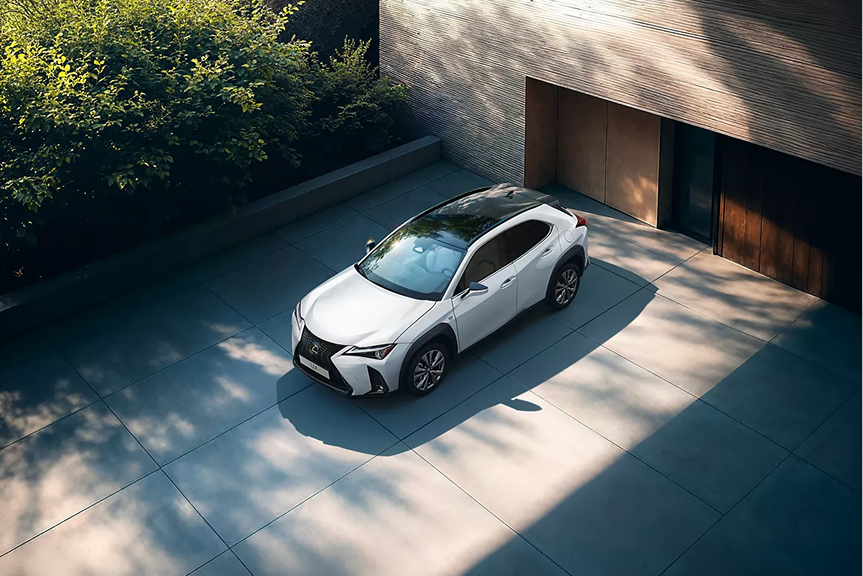 Détail de la signature lumineuse arrière du Lexus UX 2026 hybride