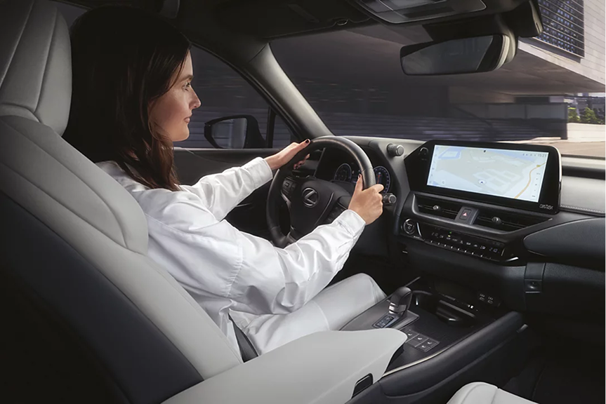 Lexus UX 2026 hybride stationné devant une architecture moderne