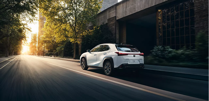 Lexus UX 2026 hybride garé dans un environnement urbain moderne