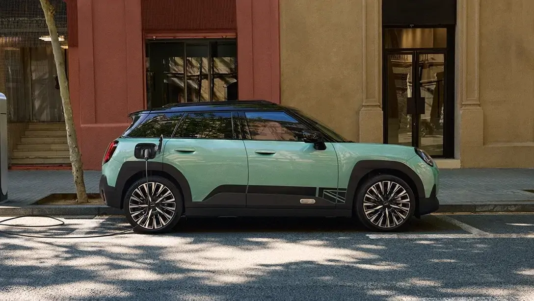 Mini Aceman électrique stationné devant un bâtiment moderne