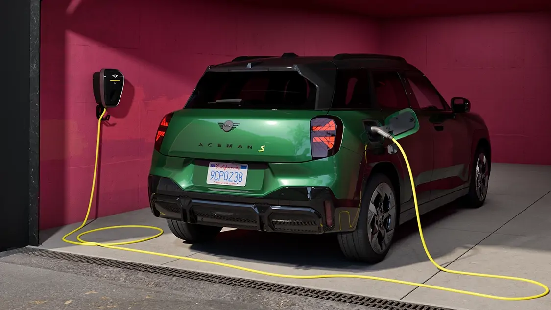 Intérieur moderne et connecté du Mini Aceman électrique