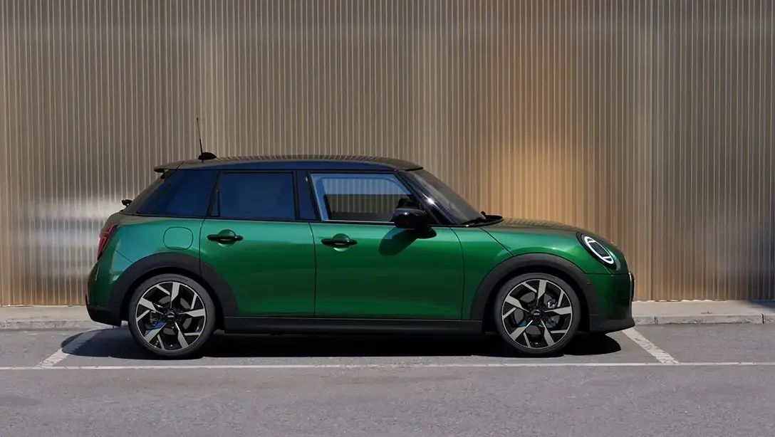 Intérieur de la Mini Cooper 5 portes avec sièges confort et écran tactile