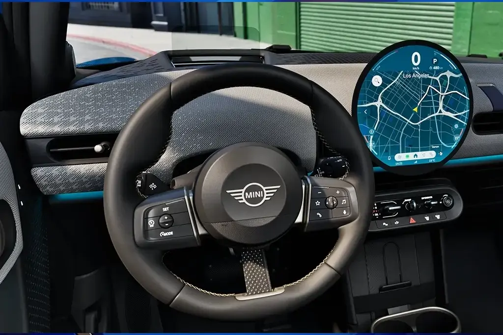 Vue avant de la Mini Cooper 5 portes en finition sport, stationnée en ville