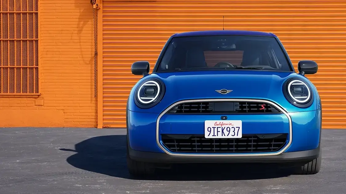 Intérieur de la Mini Cooper 5 portes avec sellerie premium et écran tactile central