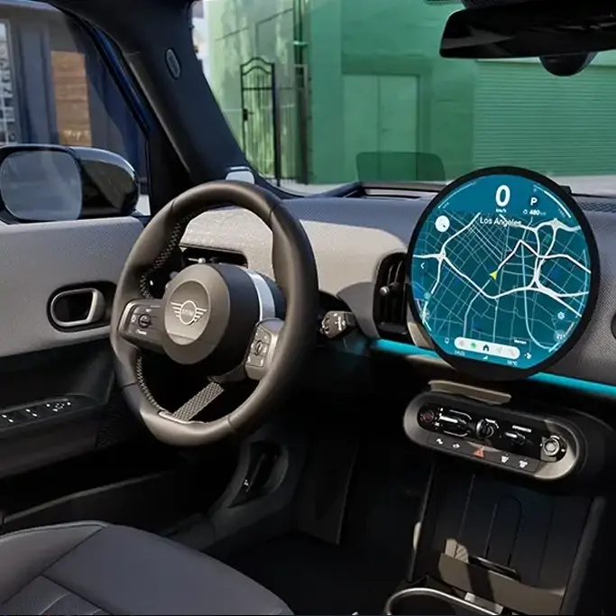 Détail du tableau de bord de la Mini Cooper 5 portes avec commandes modernes