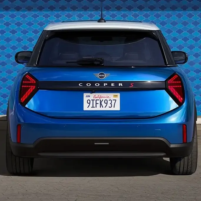 Mini Cooper 5 portes sur route, illustrant son agilité urbaine
