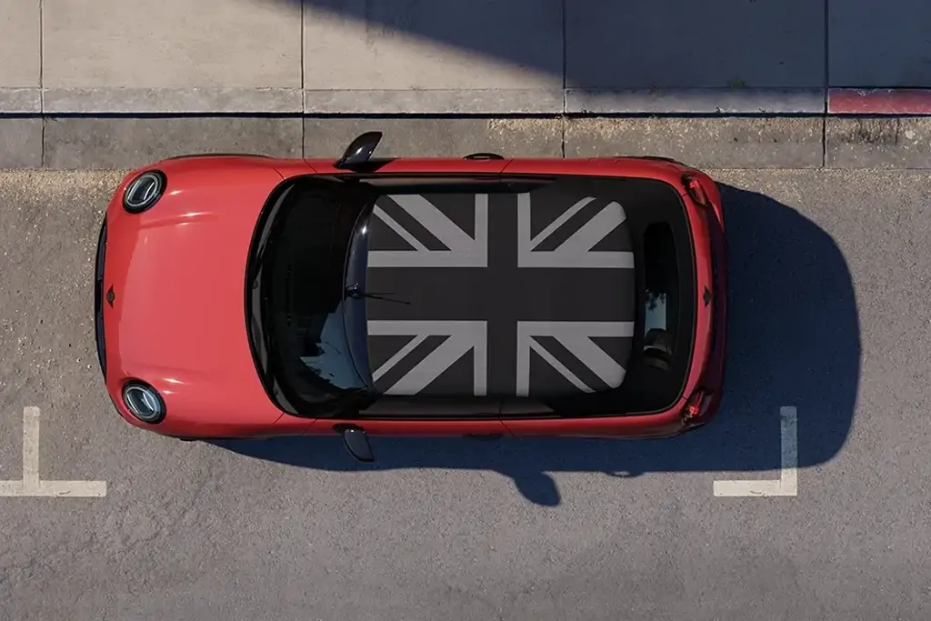 Vue avant du Mini Cooper Cabrio en extérieur, capote ouverte