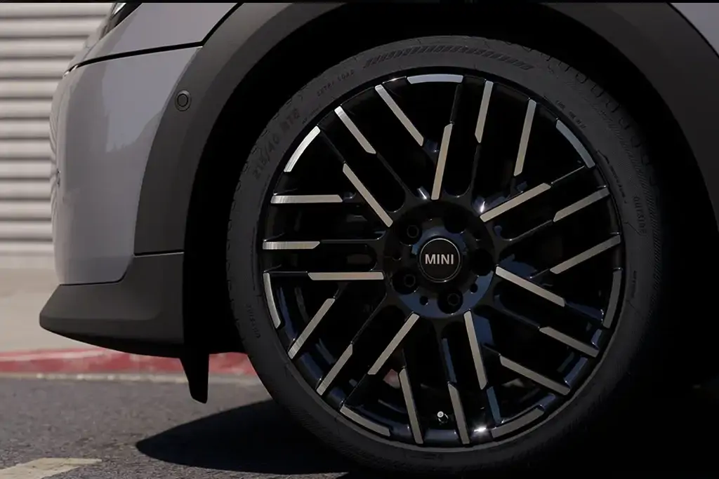 Mini Cooper Cabrio roulant sur une route côtière