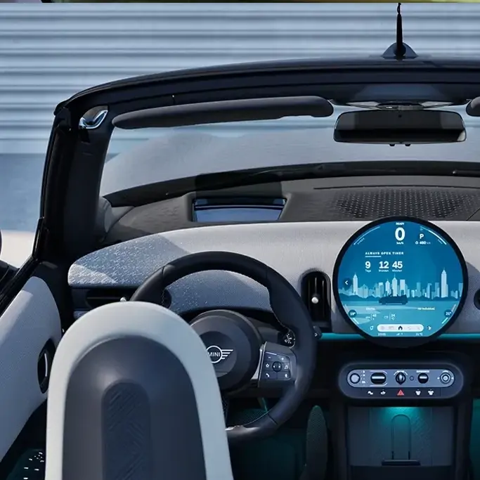 Détail du tableau de bord digital du Mini Cooper Cabrio