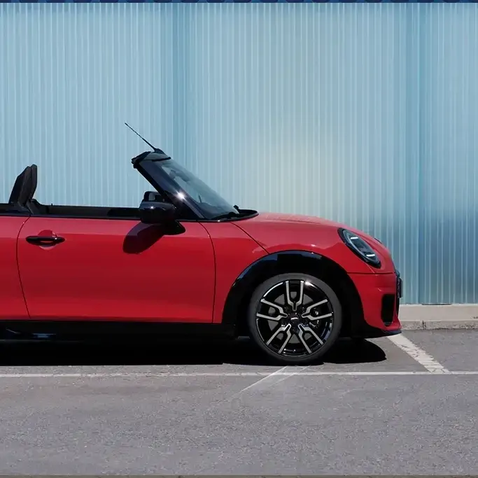 Mini Cooper Cabrio vu de profil, capote fermée