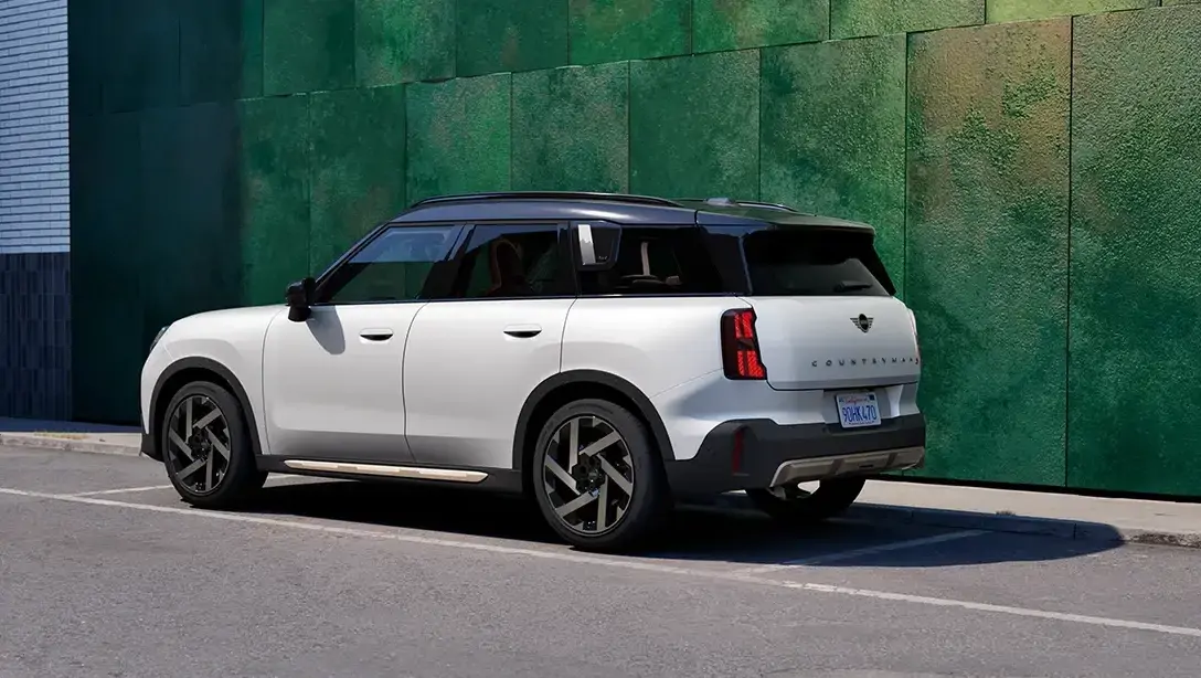 Mini Countryman Hybride rechargeable en mouvement sur route de campagne