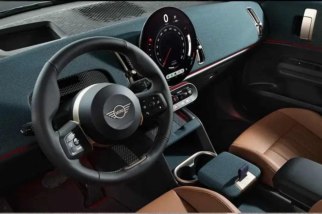 Mini Countryman Hybride rechargeable en stationnement urbain