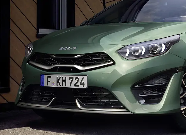 Vue avant dynamique du Kia Ceed essence sur route