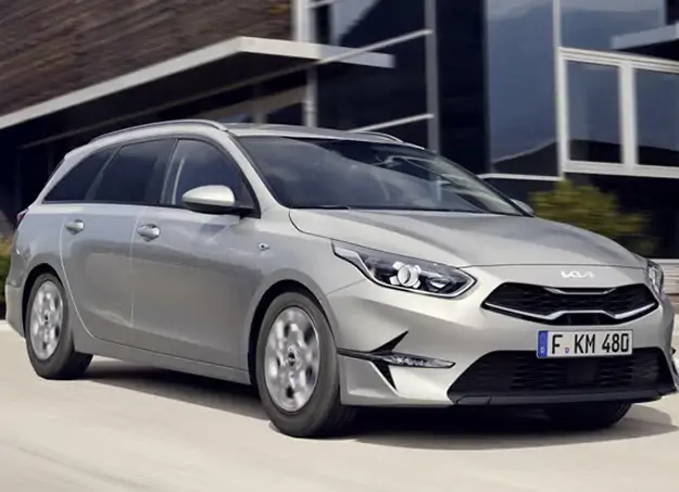 Vue avant dynamique du Kia Ceed SW sur route