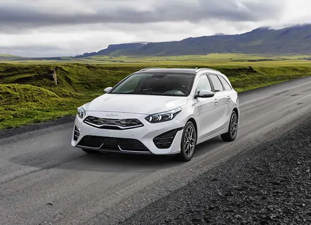 Kia Ceed SW en version hybride stationné en extérieur