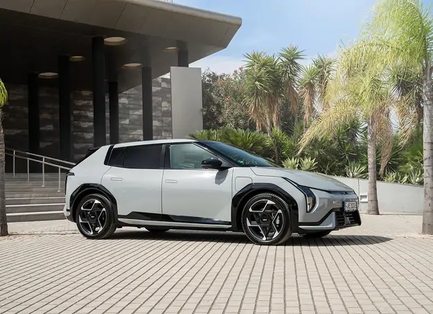 Vue avant dynamique de la Kia EV4 en mouvement