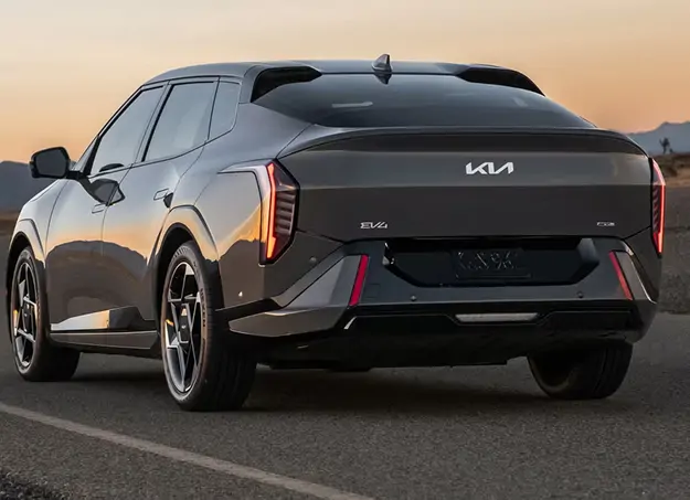 Kia EV4 vue de profil sur route urbaine