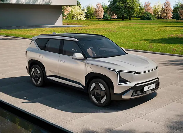 Vue avant du Kia EV5 sur route, design moderne et dynamique