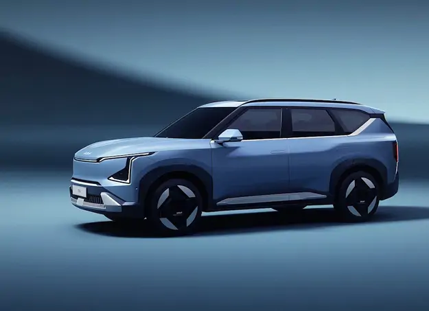 Kia EV5 en conduite sur route panoramique, profil élégant