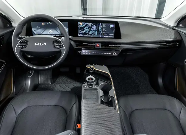 Tableau de bord digital de la Kia EV6 avec écran panoramique