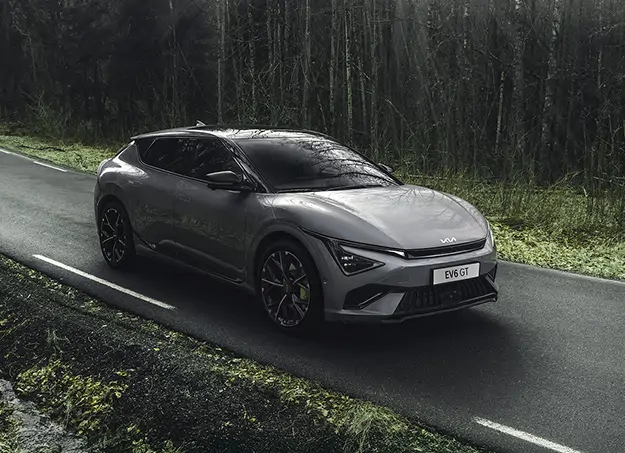 Vue avant dynamique de la Kia EV6 GT sur route