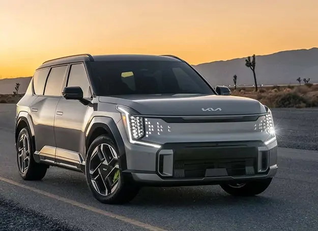 Vue avant du Kia EV9 électrique sur route