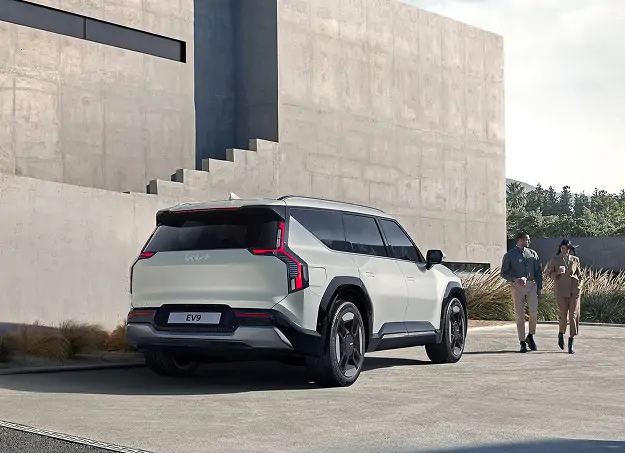 Kia EV9 stationné devant un paysage urbain