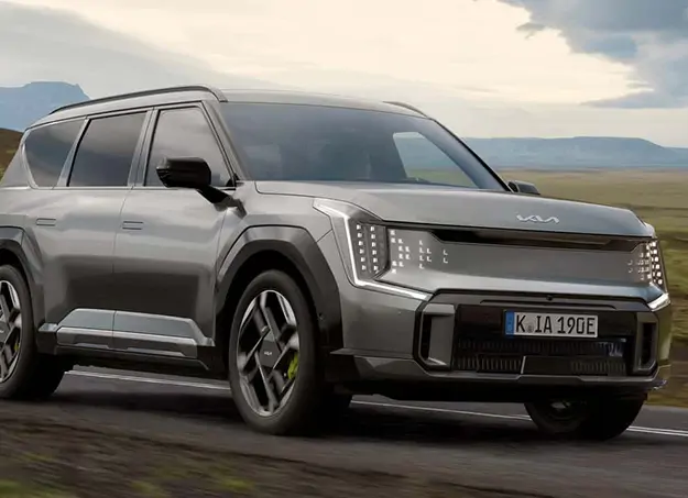 Vue latérale de la Kia EV9 GT sur route