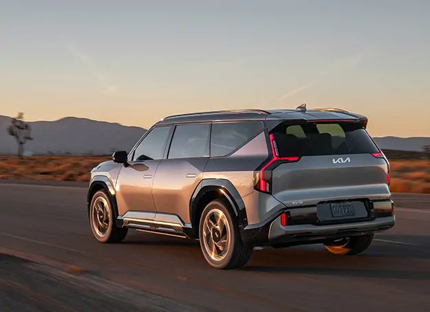 Vue avant de la Kia EV9 GT sur route