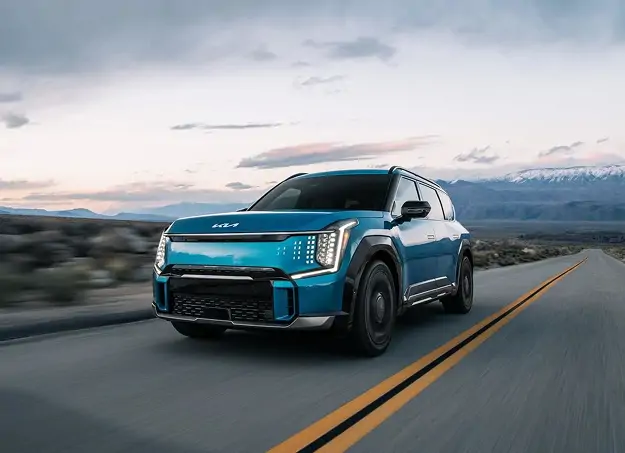 Vue arrière de la Kia EV9 GT en extérieur