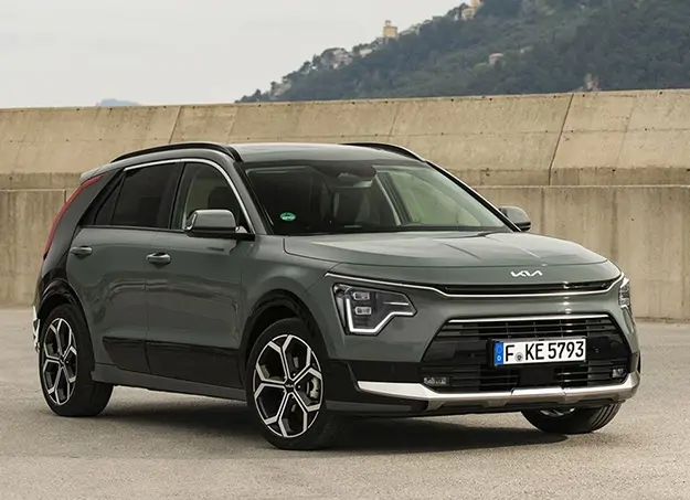 Vue avant dynamique du Kia Niro hybride sur route