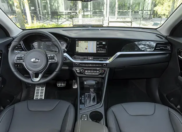 Kia Niro hybride rechargeable en stationnement urbain