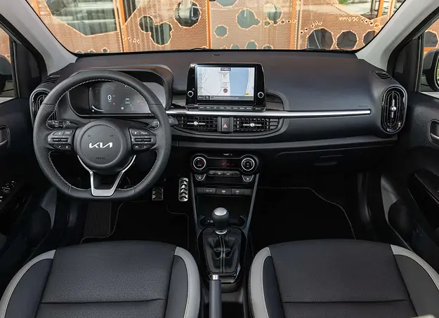 Kia Picanto profilée sur route urbaine