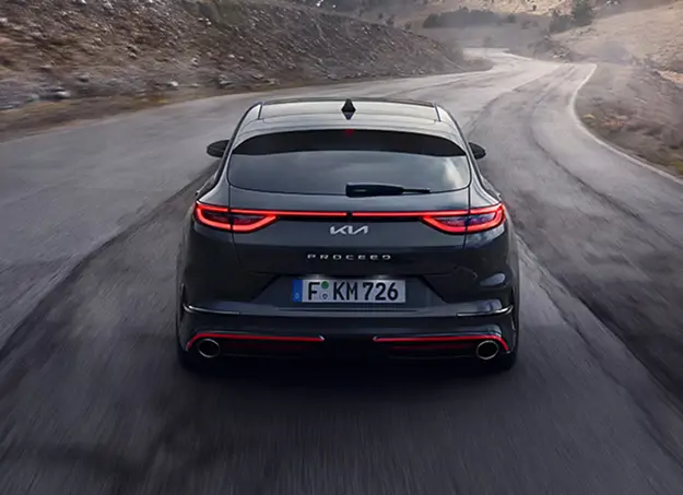 Vue latérale de la Kia ProCeed essence sur route
