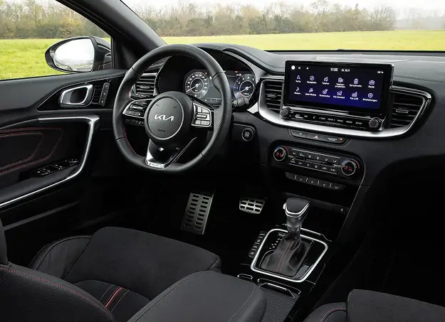 Kia ProCeed vue de face avec signature lumineuse