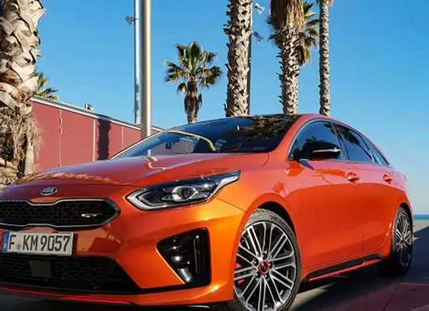 Kia ProCeed essence stationnée devant un paysage urbain