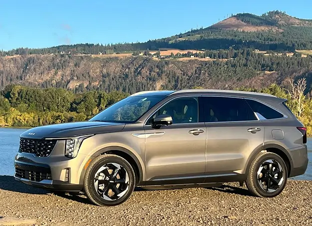 Intérieur raffiné du Kia Sorento Hybride Rechargeable avec écran tactile