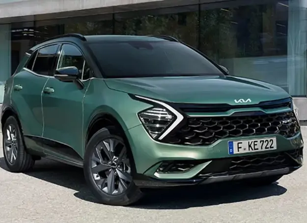 Vue avant du Kia Sportage hybride sur route