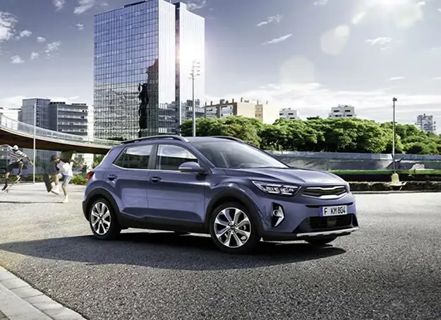 Vue avant du Kia Stonic en finition sportive sur route