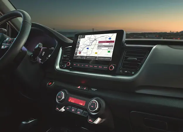 Kia Stonic de profil en ville, couleur vive