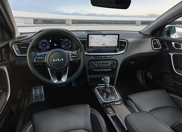 Kia XCeed profilé en extérieur urbain