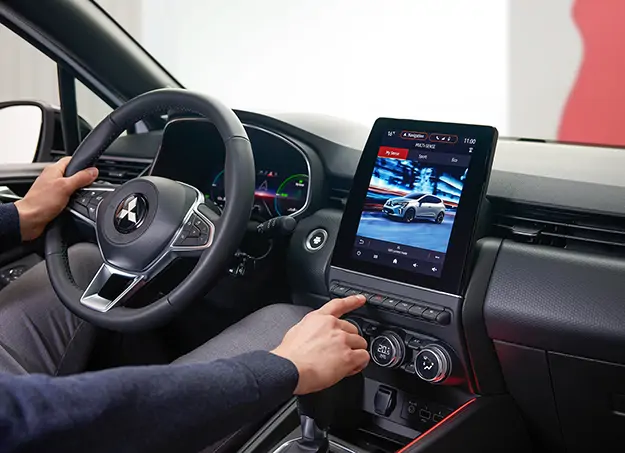 Intérieur moderne de la Mitsubishi Colt avec écran tactile central