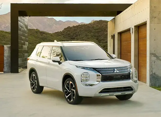 Vue avant du Mitsubishi Outlander sur route