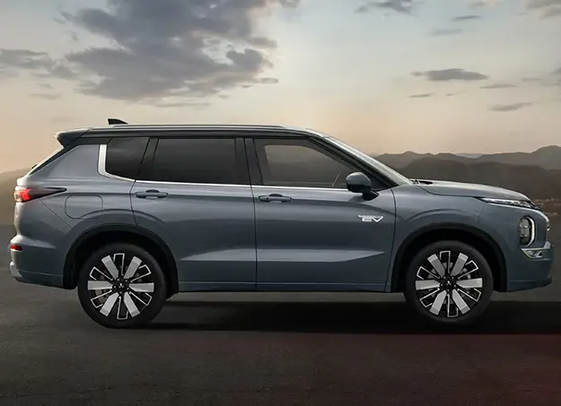 Intérieur spacieux du Mitsubishi Outlander avec tableau de bord moderne